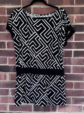 Black White Geometric Print Tunic Women’s Medium Short Sleeve Elastic Waist Top
